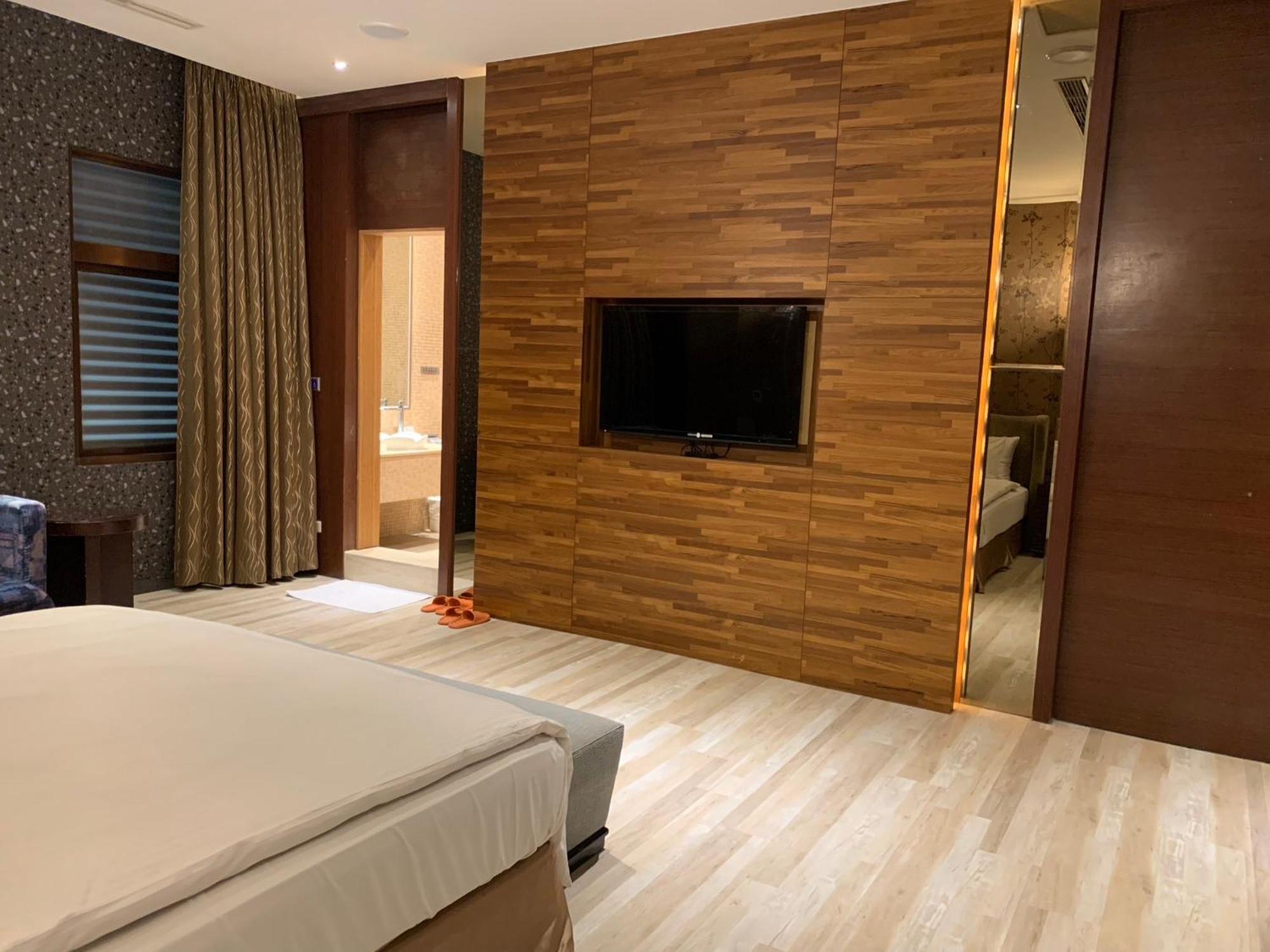Aquarius Motel Тайчжун Екстер'єр фото